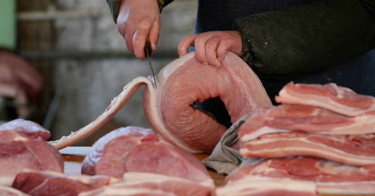 Brasil bate recorde no abate de frangos e suínos, aponta IBGE