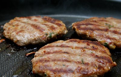 Primeiro hambúrguer de carne artificial deve ir à mesa em outubro