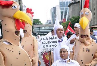 Trabalhadores de oito estados protestam em frente à Fiesp