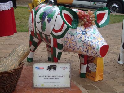 Porcos decorados invadem a cidade de Marau (RS)