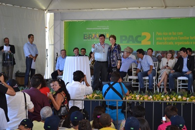 Dilma Rousseff entrega 29 retroescavadeiras para municípios do Paraná