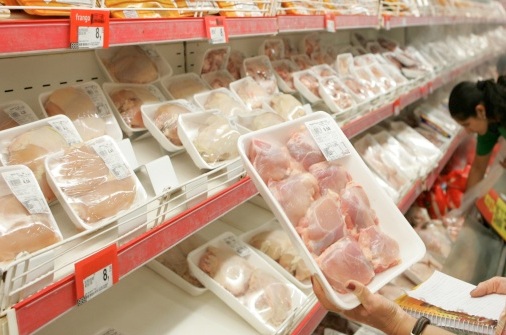 Queda no preço do frango é sentida por consumidores no interior de SP