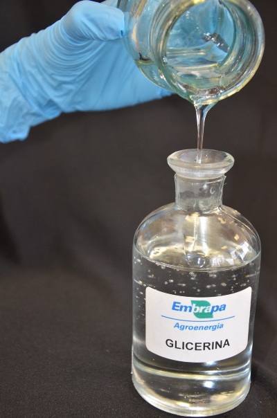 Embrapa Agroenergia estuda bioprocessos de transformação de glicerina em produtos químicos