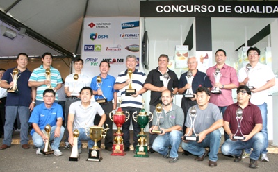 Avicultores campeões de qualidade receberam troféus na Festa do Ovo 2013
