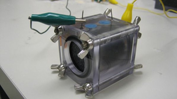 Dispositivo gera energia elétrica a partir de micróbios do esgoto