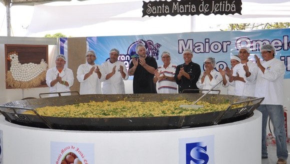Mais de 10 mil ovos são usados para fazer omelete gigante no ES