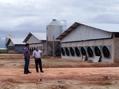 Adab visita primeira granja com sistema Dark House da Bahia