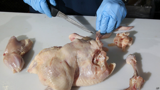 Lavar frango ‘aumenta risco de intoxicação alimentar’