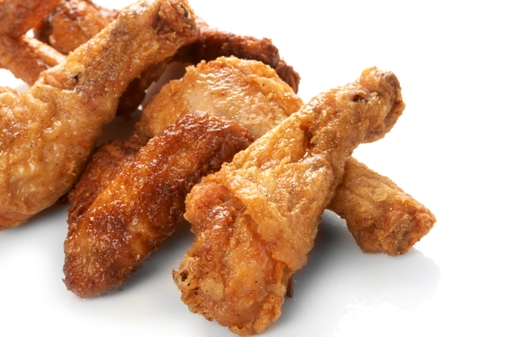 Economista ganha fama ao adaptar frango no balde para sabor nordestino