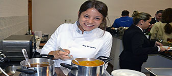 Elisa Fernandes lança livro com seleção de suas receitas, destacando a carne suína