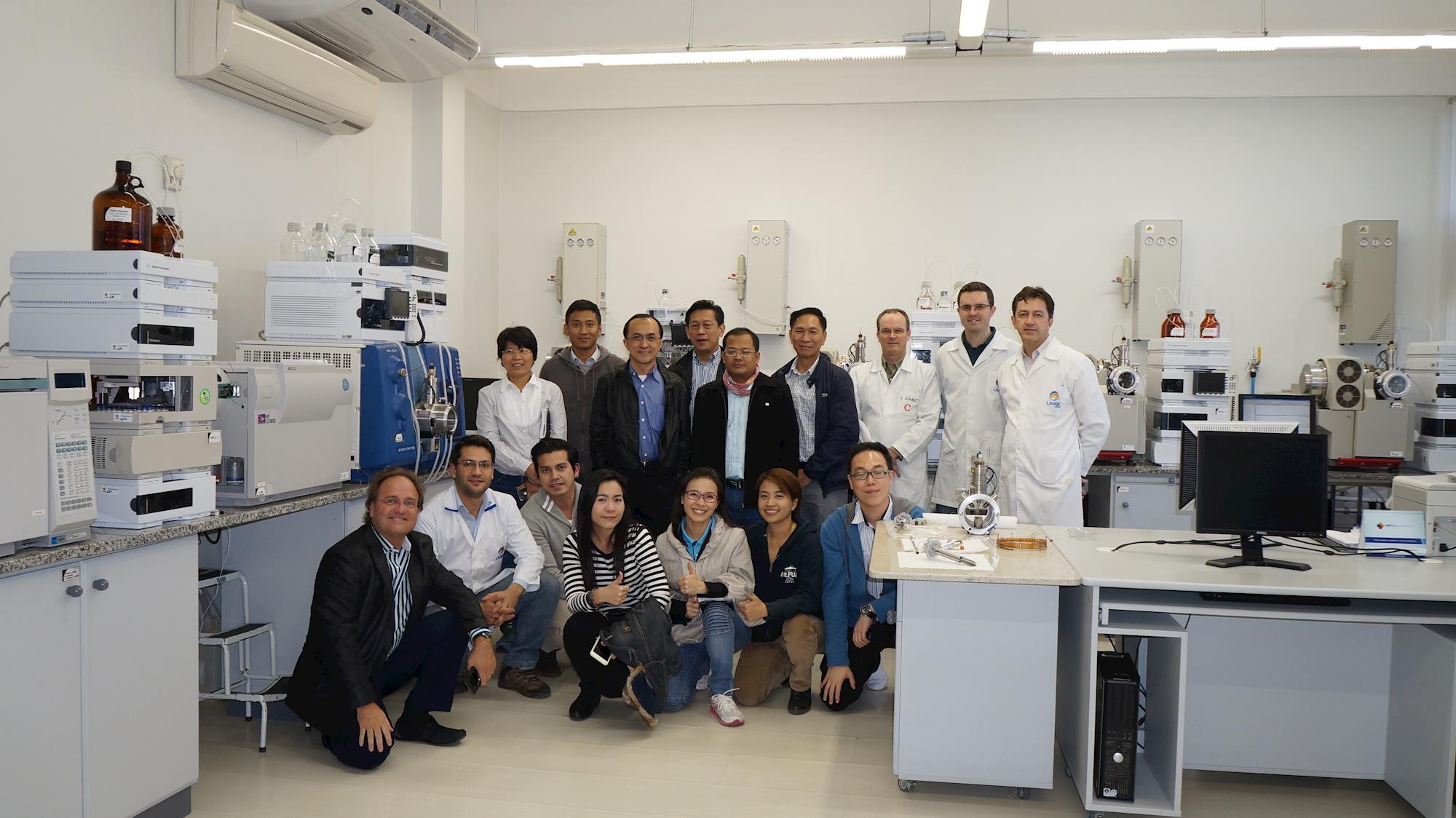 Comitiva tailandesa é recebida no Laboratório de Análises Micotoxicológicas da UFSM Comitiva tailandesa é recebida no Laboratório de Análises Micotoxicológicas da UFSM