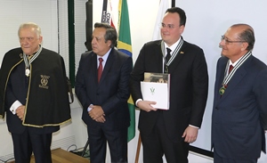 Governador Geraldo Alckmin entrega comenda ao presidente da UCBVET Saúde Animal