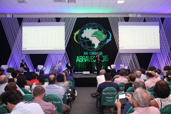“Suinocultura em Transformação” movimenta o primeiro dia do Congresso Abraves 2015