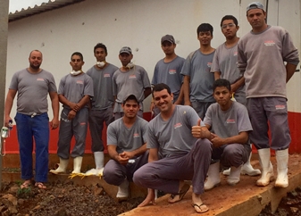 Coopavel destaca importância da vacinação e manejo de vacinas em nova granja de recria