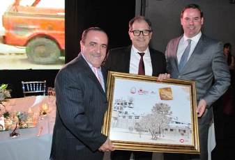 Cobb-Vantress formaliza homenagem aos 50 anos da Granja Tres Arroyos, da Argentina