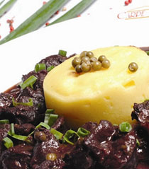 Moela de Frango ao Vinho Tinto Poivre Vert e Polenta Mole