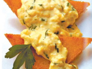 Ovos mexidos Magda sobre pão frito