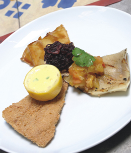 Pout-Pourri de Orelha Suína Grelhada com Purê de Tomate Verde