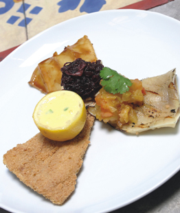 Pout-Pourri de Orelha Suína à Milanesa com Molho Gribiche