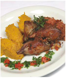 Pé Suíno Recheado com Presunto, Pimentão, Azeite e Tomate Seco