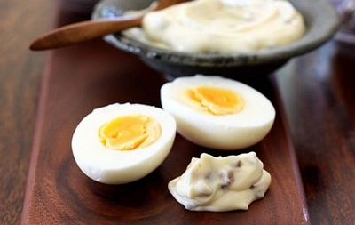 Ovos cozidos recheados com maionese de bacon