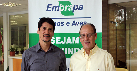 Dirceu Talamini e Jean Carlos, da Embrapa Suínos e Aves