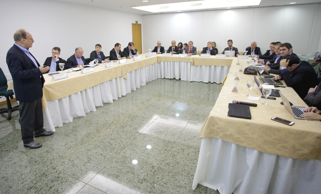 FAESC participa de reunião da Foniagro sobre aves e suínos