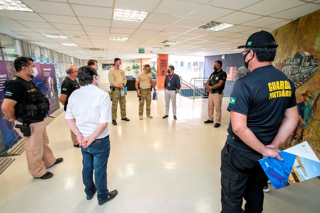 PF entrega certificados de habilitação para embarcações públicas a guardas portuários