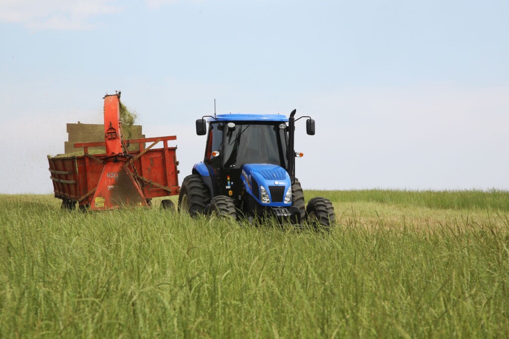 Governo do Paraná divulga caderno sobre distribuição de recursos do Programa Trator Solidário