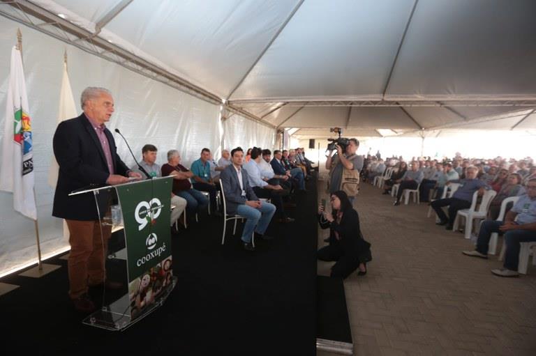 Cooperativismo garante dignidade e respeito a pequenos agricultores, diz ministro