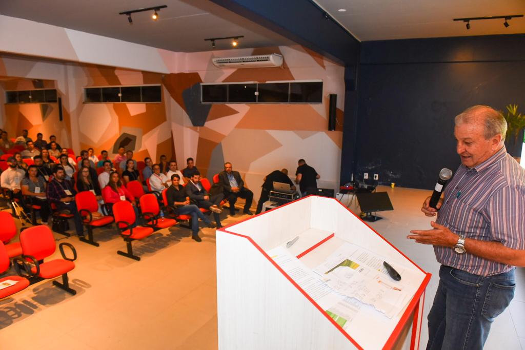 Aviário-escola da Coopavel recebe aulas práticas de pós em veterinária