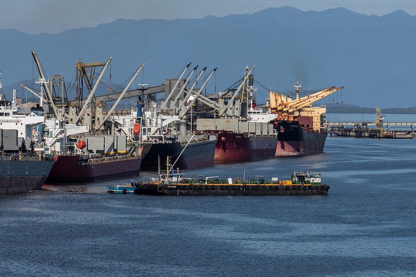 Em volume e quantidade, movimento para abastecer navios cresce no Porto de Paranaguá