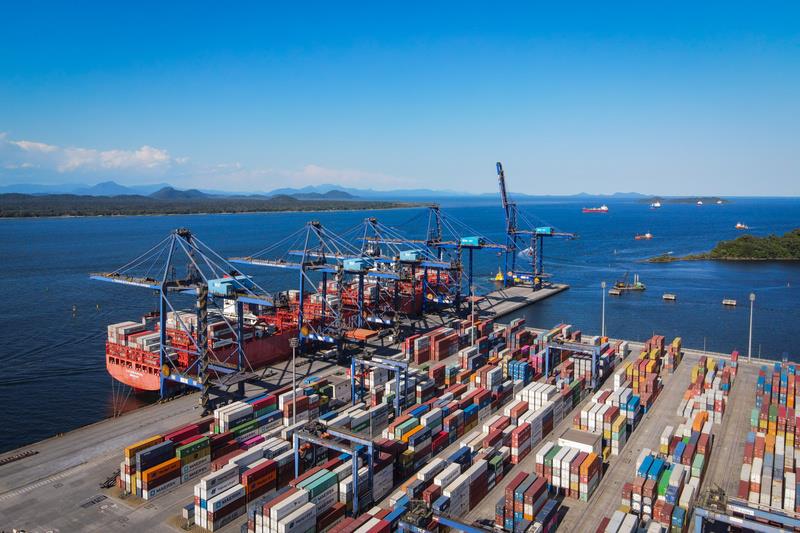 Paranaguá encerra 2021 com a maior movimentação de contêineres de sua história