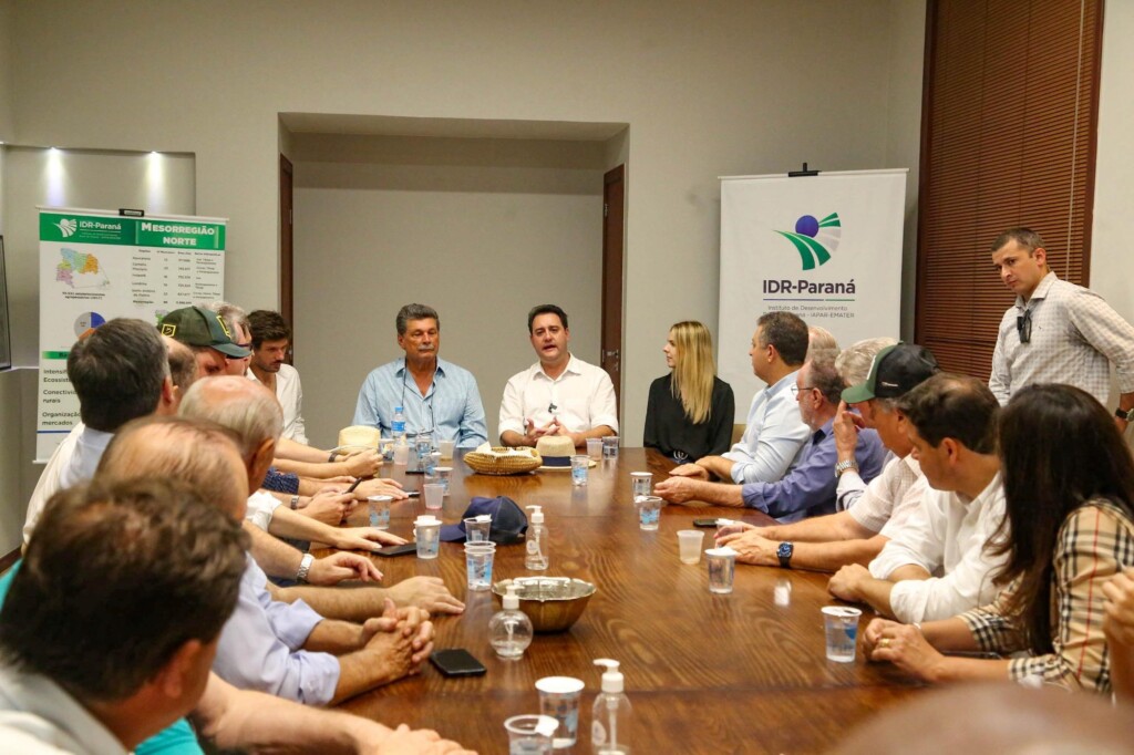 Governador do PR conhece projeto de alimentação do futuro desenvolvido em Londrina