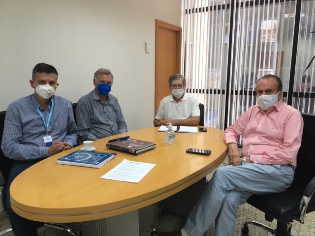 Sindiavipar e Ocepar discutem medidas de apoio ao setor avícola do Paraná