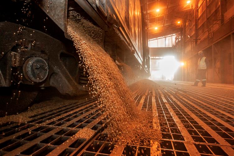 Participação do transporte de mercadorias por trem cresce 63% nos portos do Paraná