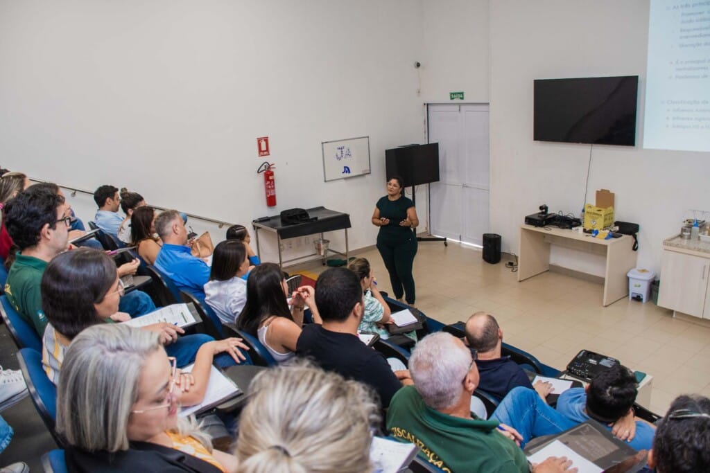 Adapec qualifica novos servidores sobre sanidade avícola