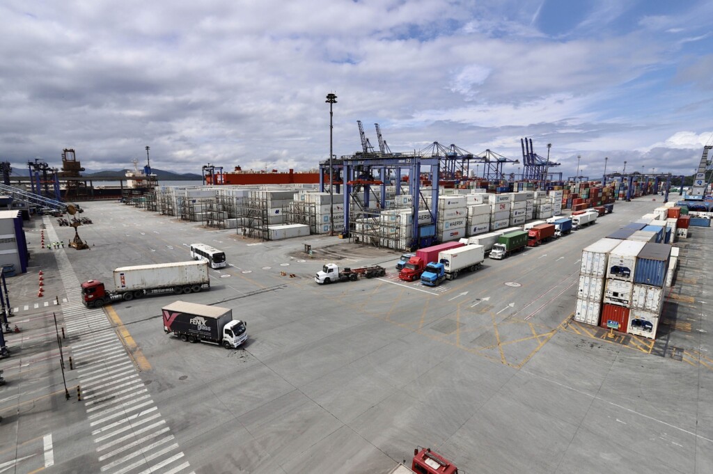 Motoristas que atuam no Porto de Paranaguá recebem orientações de trânsito