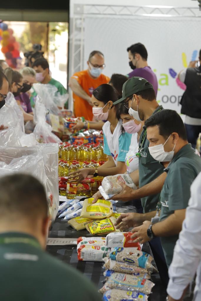 Trezentos voluntários de nove cooperativas montaram 500 cestas básicas em Maringá