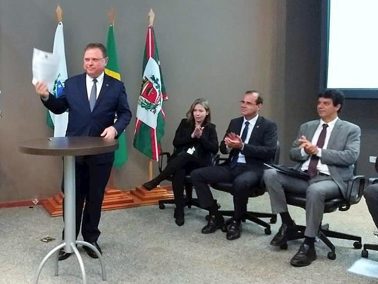 Blario Maggi assina normativas que facilitam comércio internacional