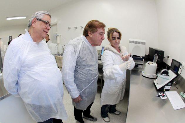 Setor privado investe em equipamentos para laboratório público