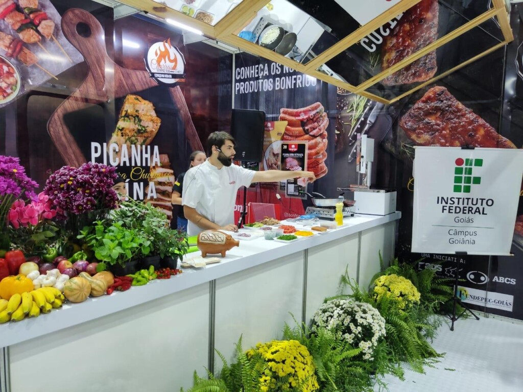 Espaço da Carne Suína recebe mais de 500 pessoas para cursos e workshops em feira em Goiânia