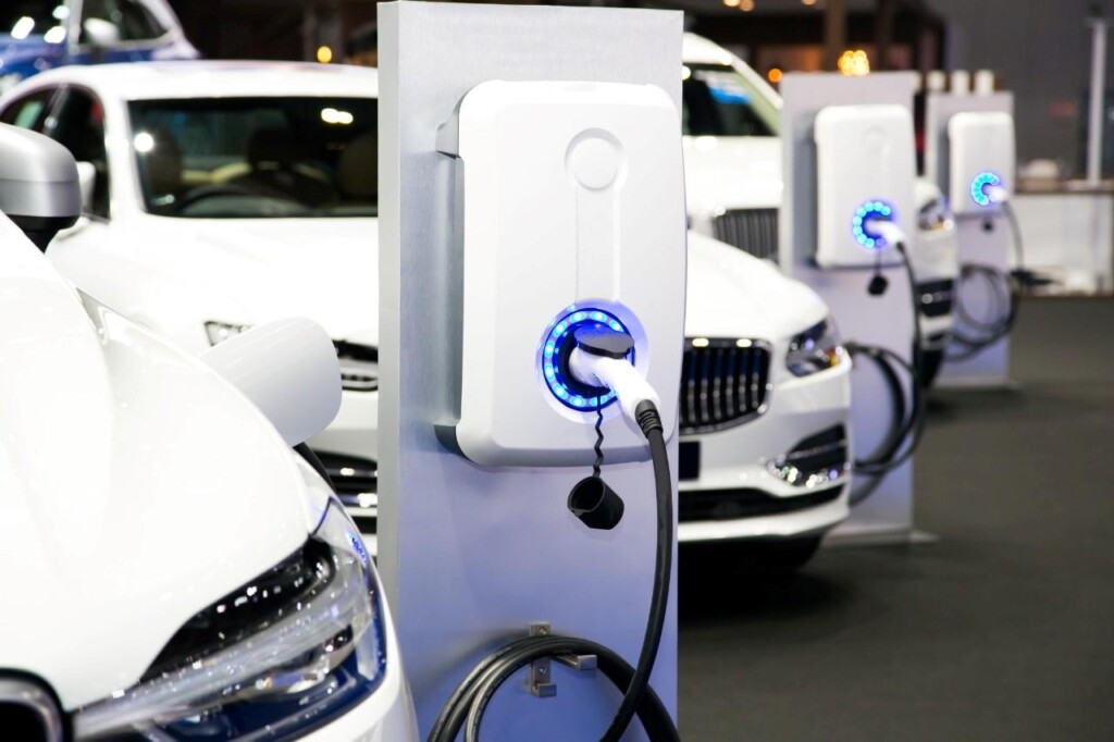 Carros elétricos tiveram recorde de vendas em 2021, tendência deve continuar