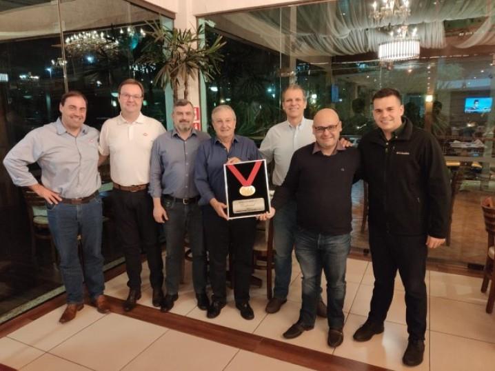 Coopavel é premiada por multinacional em genética de aves