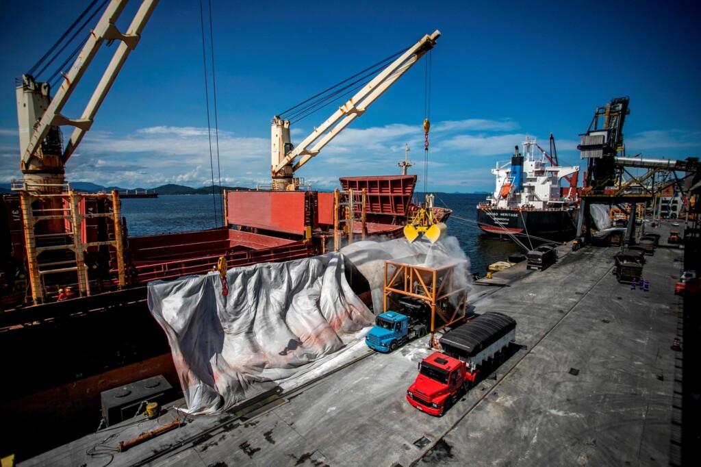 Portos do Paraná investe em equipamentos e movimentação de fertilizantes está mais rápida