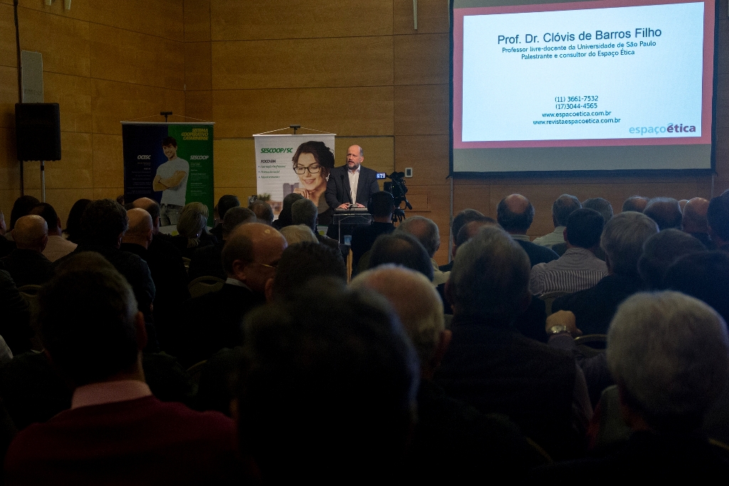 Fórum de dirigentes cooperativistas debate situação econômica em Florianópolis
