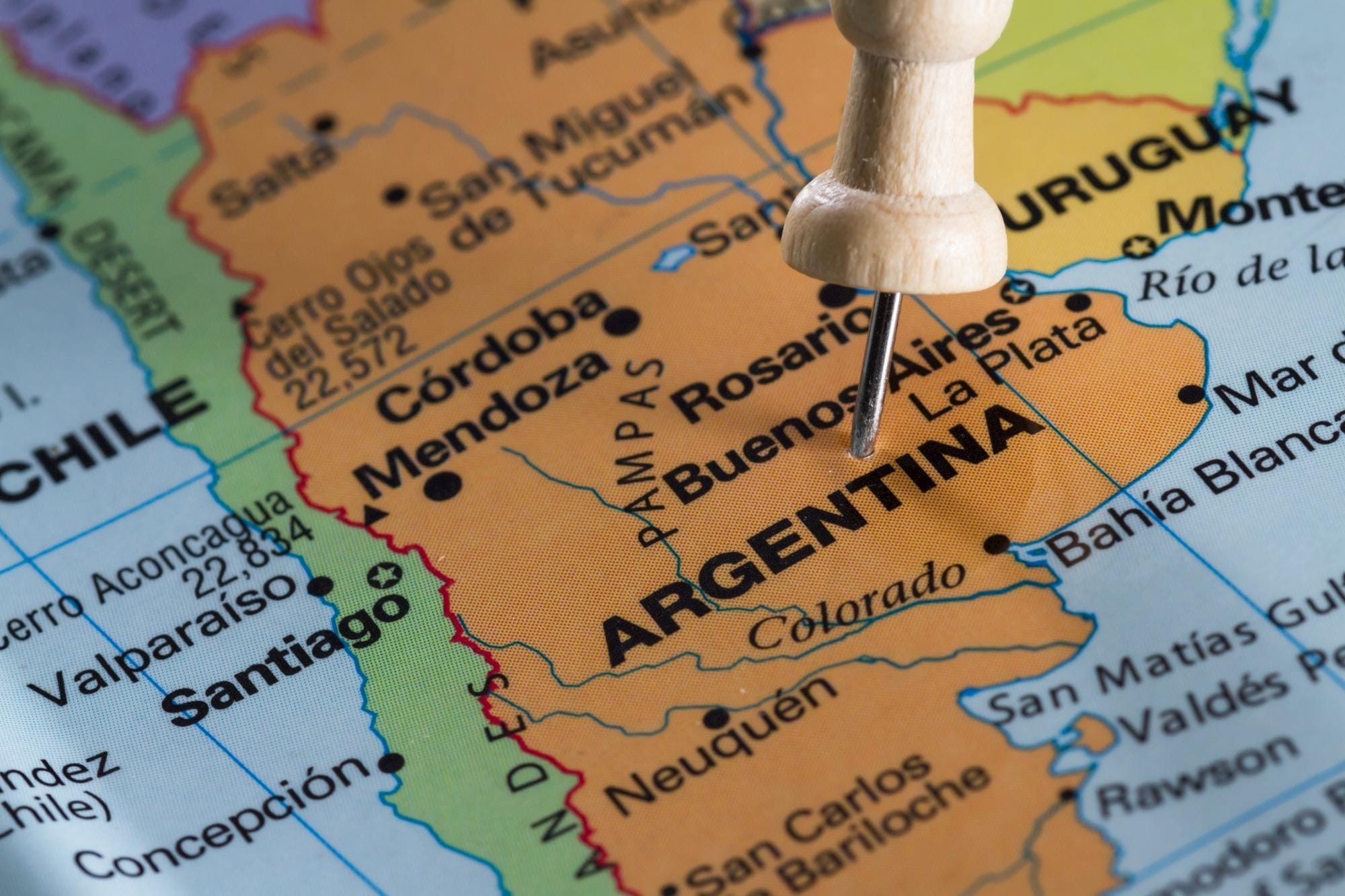 Governo argentino prepara plano com forte alta de impostos que afeta do agronegócio ao turismo Governo argentino prepara plano com forte alta de impostos que afeta do agronegócio ao turismo