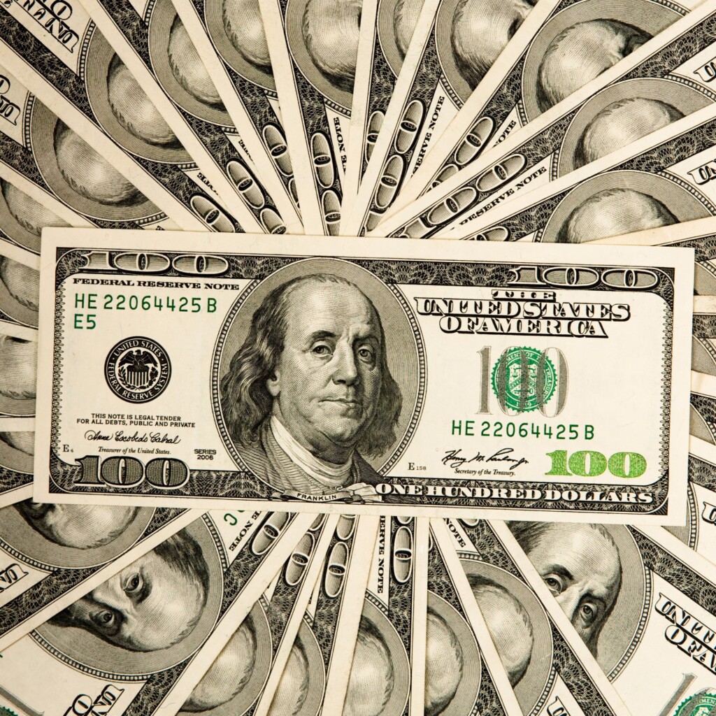 Dólar fecha em alta e se aproxima de R$3,50 por exterior e BC