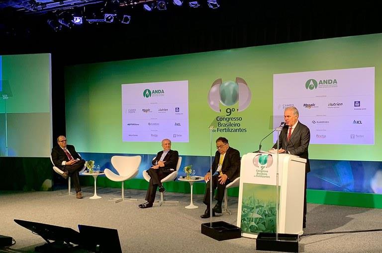 Restringir comércio de fertilizantes reduz oferta de alimentos, ressalta ministro