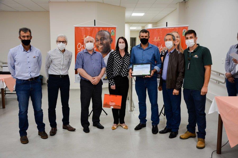 Aurora Alimentos premia avicultores por eficiência na produção